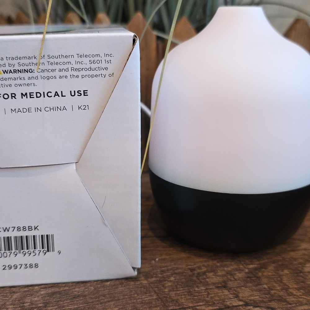 Colorways Desktop Mini Diffuser With Color Changing Lights - Picture 7 of 7